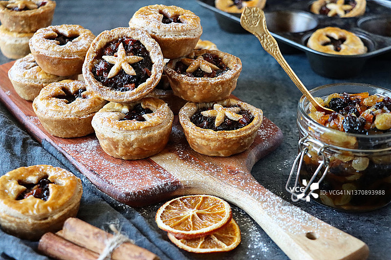 木砧板自制馅饼和肉桂棒图片素材