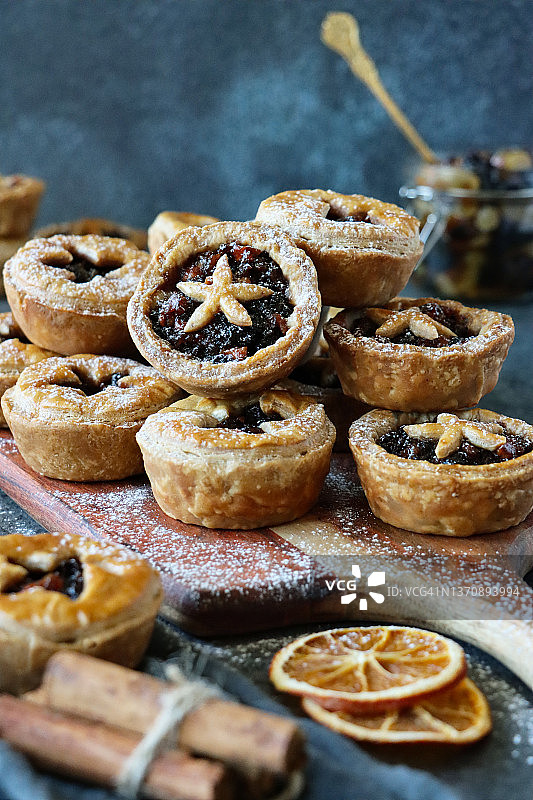 自制肉馅饼堆放在木砧板上特写图片素材