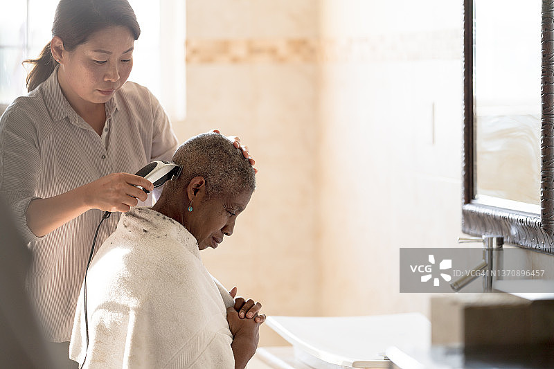 为朋友理发完成图片素材