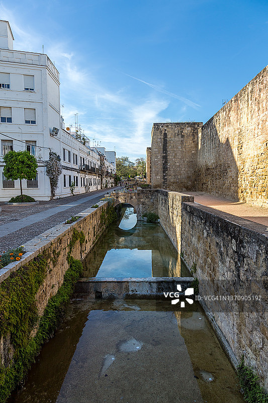 科尔多瓦的防御墙和运河图片素材