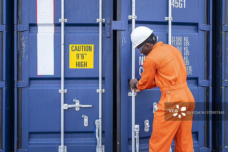 货运场站的工头正在检查集装箱内的货物图片素材
