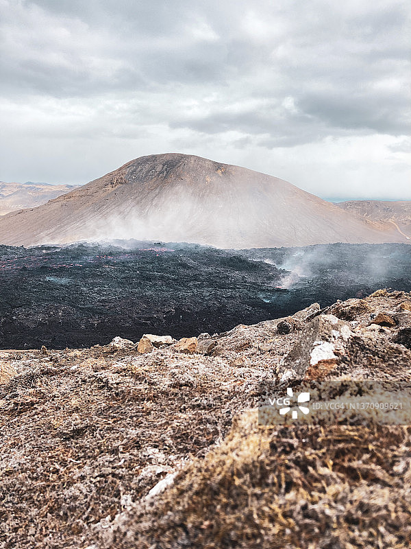荒芜景观中的发光熔岩流|冰岛图片素材