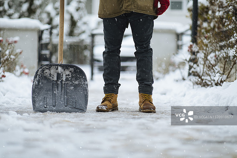 清理积雪小路后图片素材