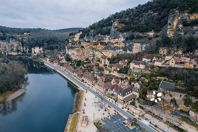 法国拉罗克加雅克村落河流山崖航拍图图片素材