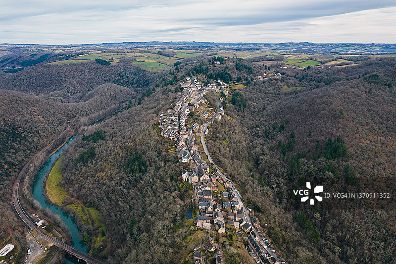 法国纳雅克城堡和山丘上的纳雅克村鸟瞰图图片素材