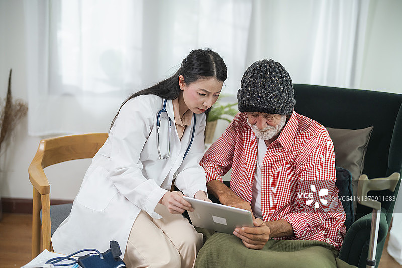 一位老年癌症患者和医生的肖像图片素材