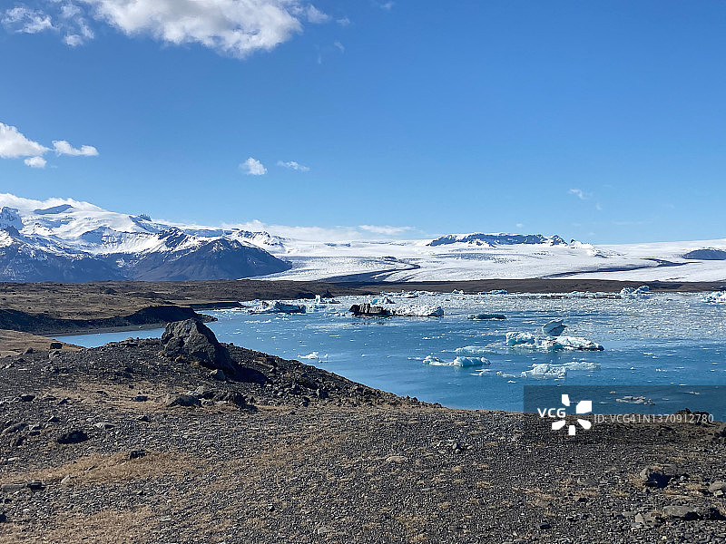 冰岛杰古沙龙冰河湖冰山与蓝天图片素材