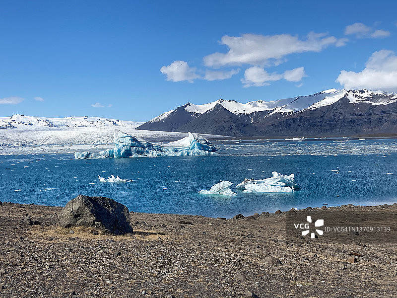 冰岛杰古沙龙冰河湖冰山与蓝天图片素材