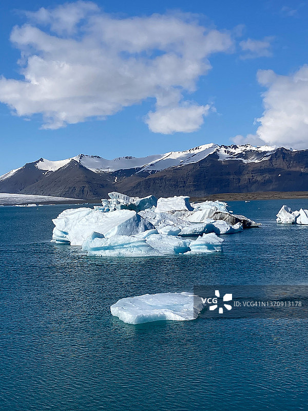 冰岛杰古沙龙冰河湖冰山与蓝天图片素材