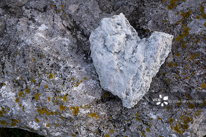 带有心形的石头躺在岩石上图片素材