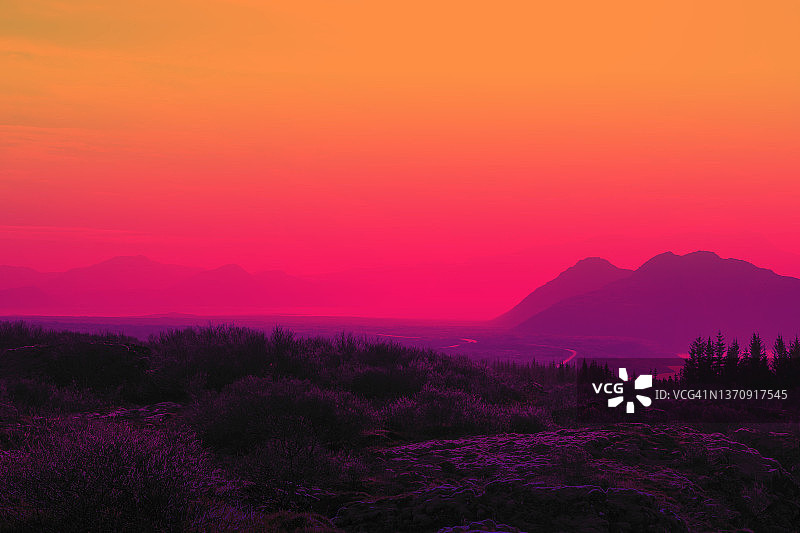 梦幻般的景象：梦幻般的风景，山脉剪影和色彩鲜艳的日落图片素材