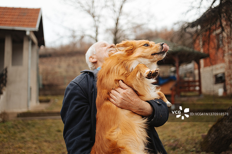 男人和狗之间的爱图片素材