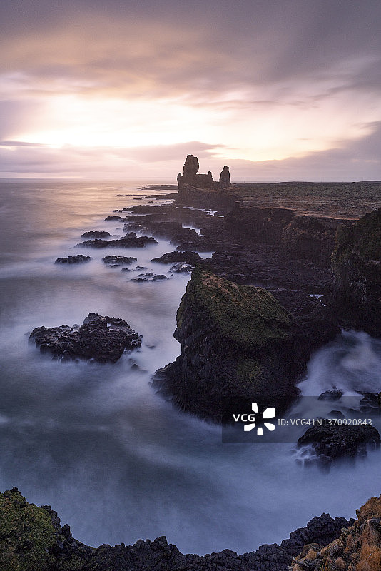 冰岛Londrangar海岸的壮丽冬季日落图片素材