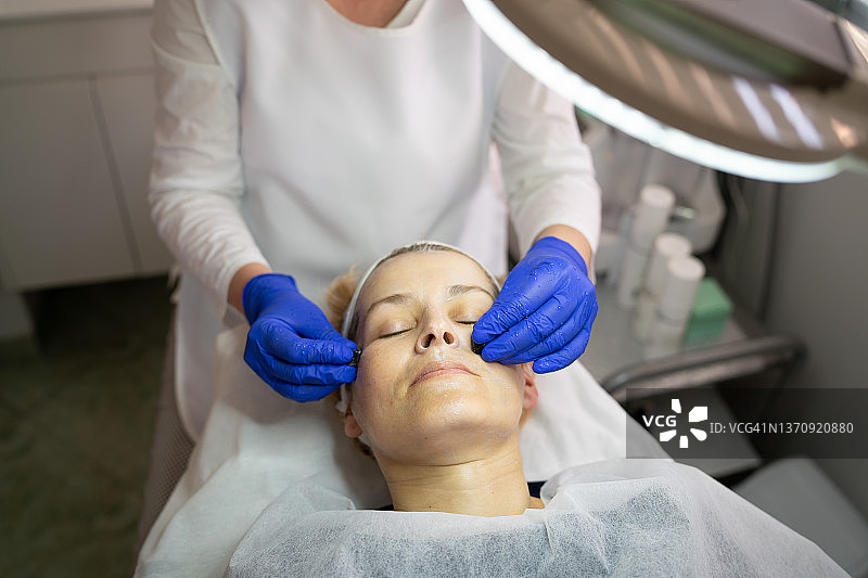 女顾客正在做面部按摩图片素材