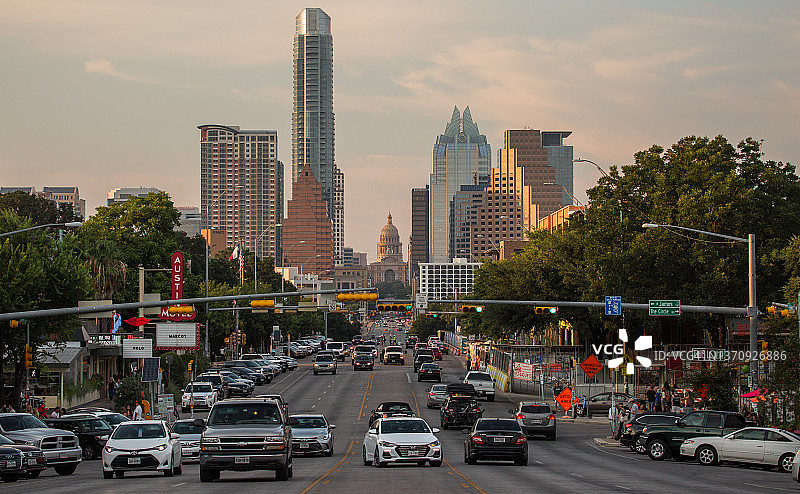 从南国会大街看奥斯汀日落天际线图片素材