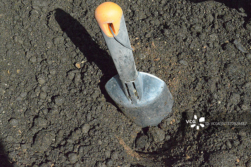 泥土中的园艺铲图片素材