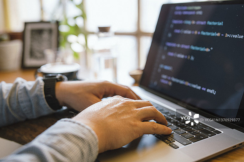 电脑程序员编码特写图片素材