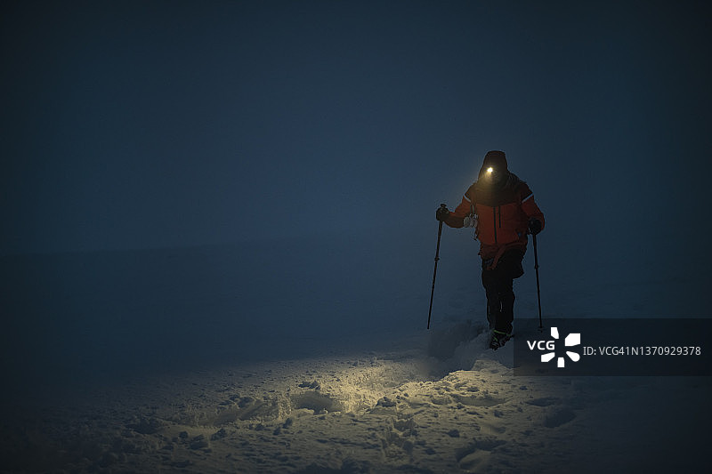夜间登山图片素材