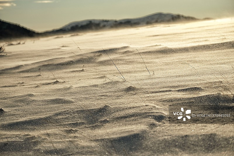 风吹起的冰雪斜坡图片素材