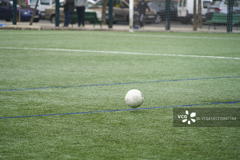 足球场上绿草和蓝线上的足球图片素材