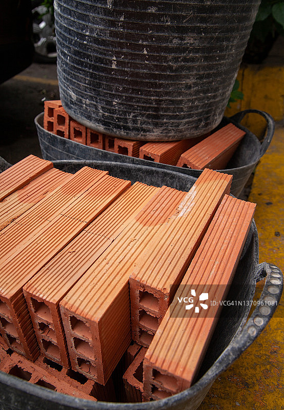 西班牙阿尔赫西拉斯的篮子里的砖块建筑材料图片素材