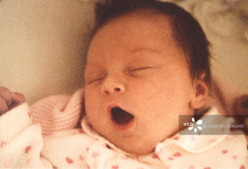 婴儿睡觉，婴儿打哈欠，婴儿打哈欠的老式全家福图片素材