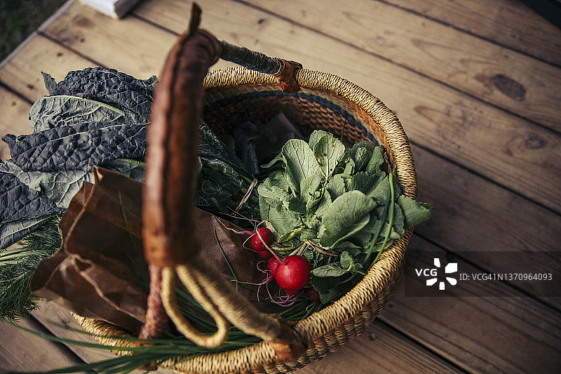 前廊篮子里新鲜蔬菜的高角度视图图片素材