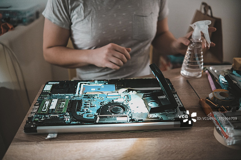 电脑技术员的工作台图片素材