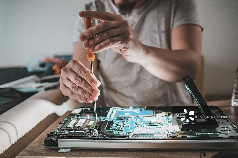 拧下电脑硬件的部件图片素材