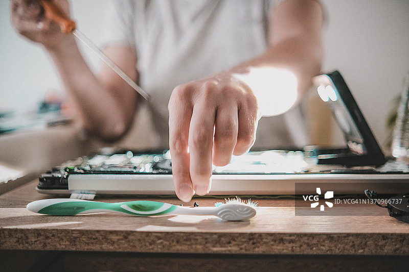 将笔记本电脑的螺丝放在桌子上图片素材