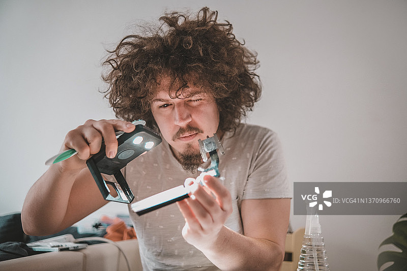 检查笔记本电脑的散热器图片素材