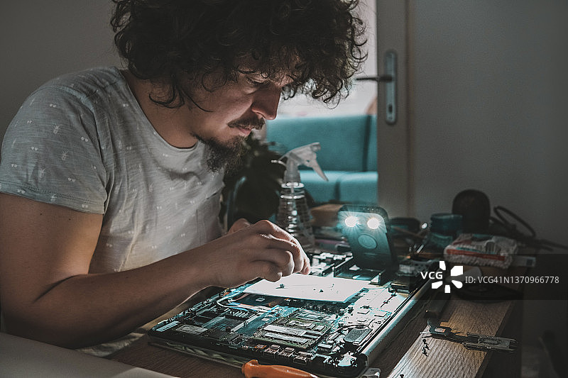 清理旧笔记本电脑上的旧散热膏图片素材