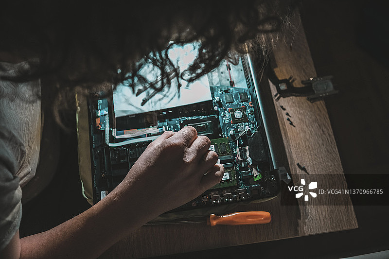 清洁旧笔记本电脑内部图片素材