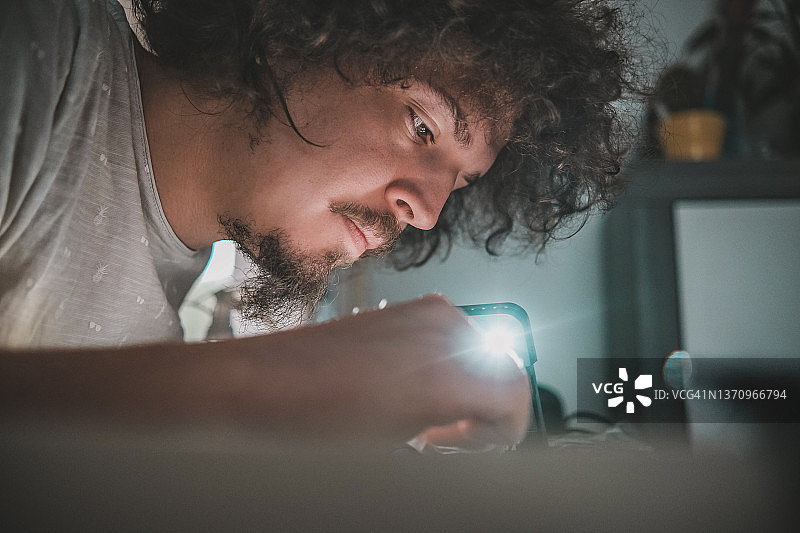 清理旧笔记本电脑上的旧散热膏图片素材