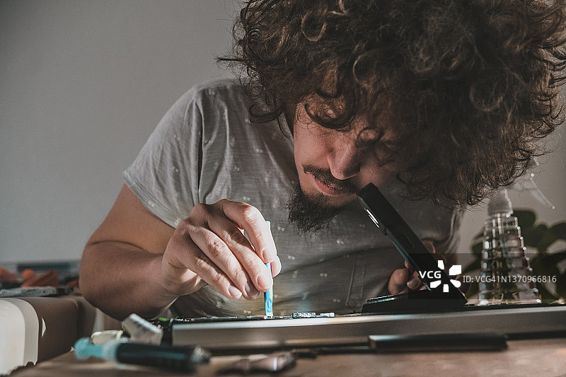 将新的散热硅脂涂抹到CPU上图片素材