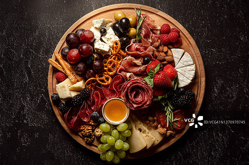 木板上各种熟食和奶酪拼盘（俯视）图片素材