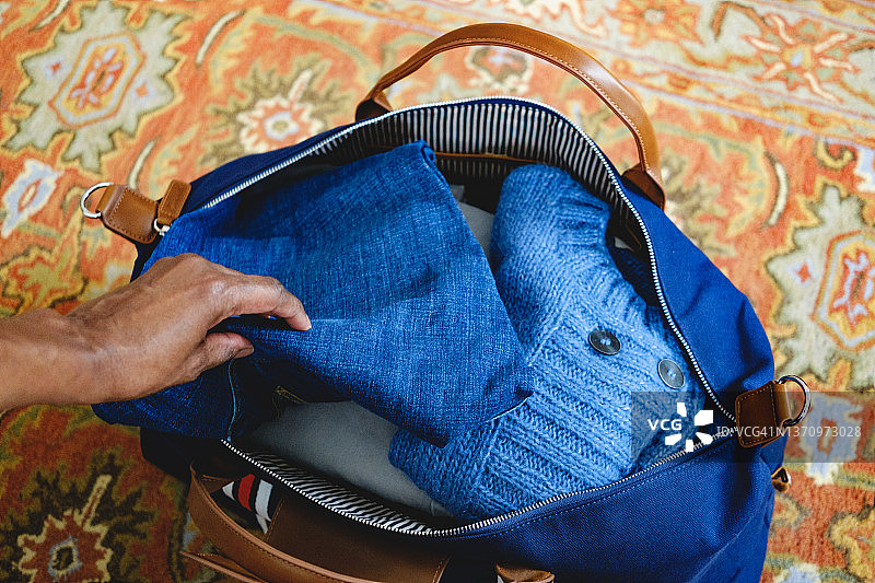 女人打包小型旅行包图片素材