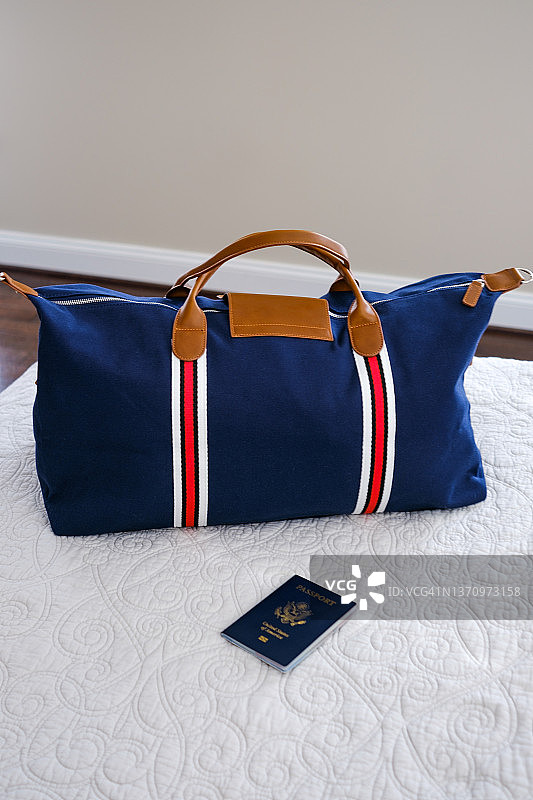 床上的旅行包和护照图片素材