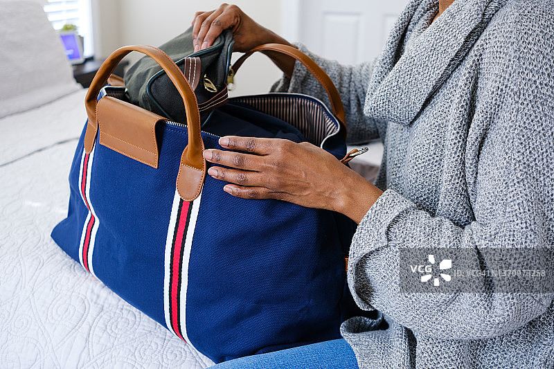 女人打包小型旅行包图片素材