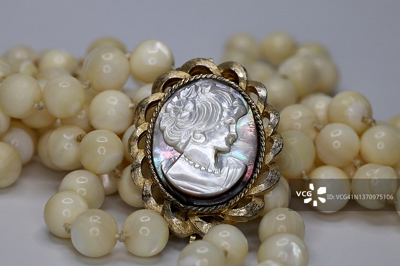 白色背景上的复古珠宝图片素材