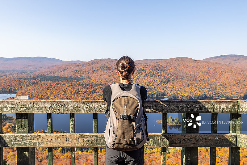 在加拿大魁北克翠湖山国家公园秋季徒步的女人图片素材