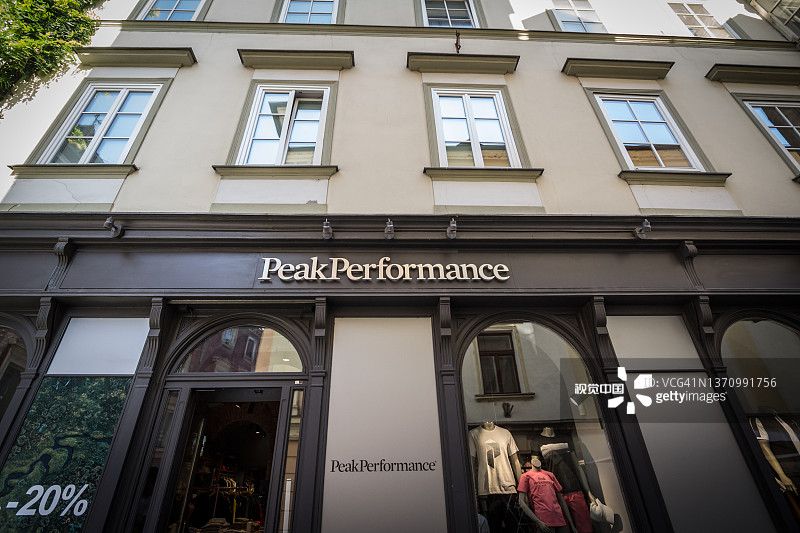 卢布尔雅那零售商前的PeakPerformance标志。Peak Performance是一家瑞典时装制造商和滑雪服装零售商。图片素材