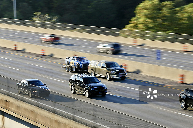 繁忙的多车道高速公路图片素材