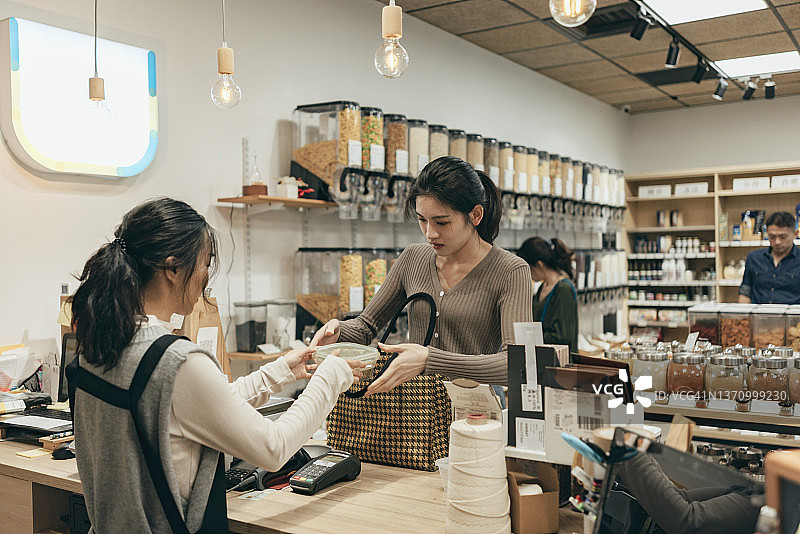 在环保商店结账购物图片素材