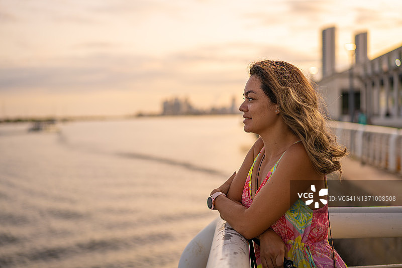 在累西腓伯南布哥欣赏河景的漂亮女人图片素材