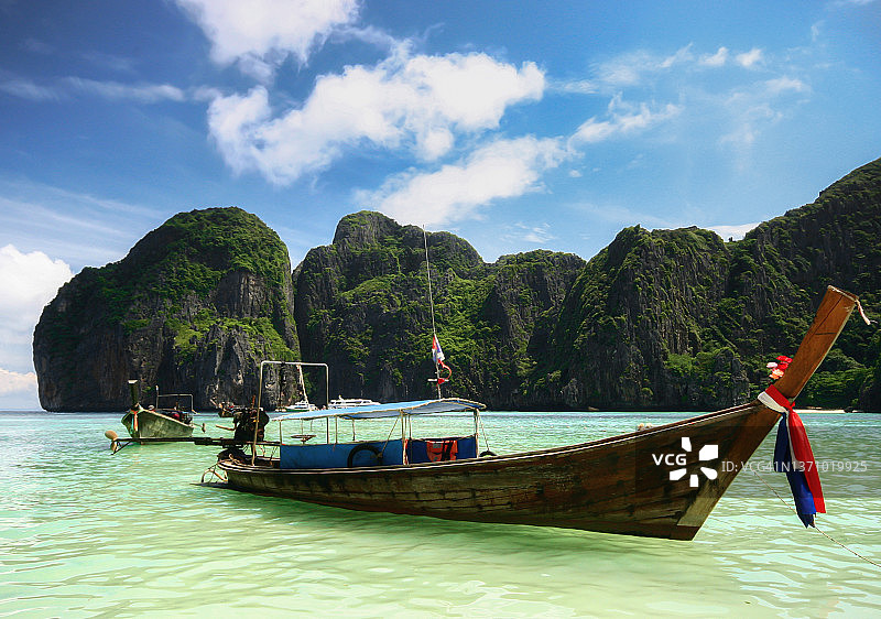 泰国美丽的碧绿海滩与长尾船：皮皮岛图片素材