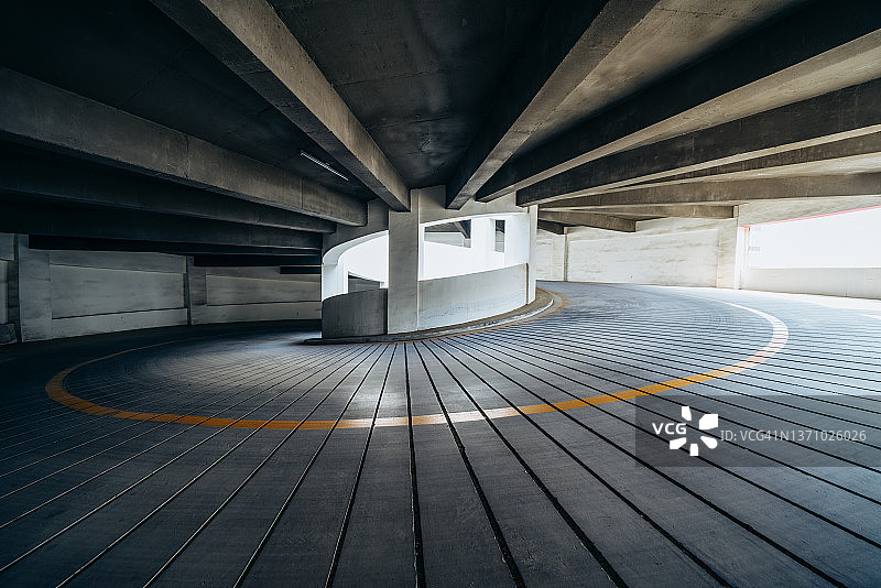多层停车场中的旋转车道图片素材