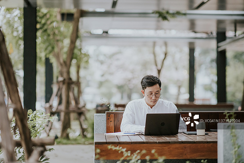 教授在早上准备课程图片素材