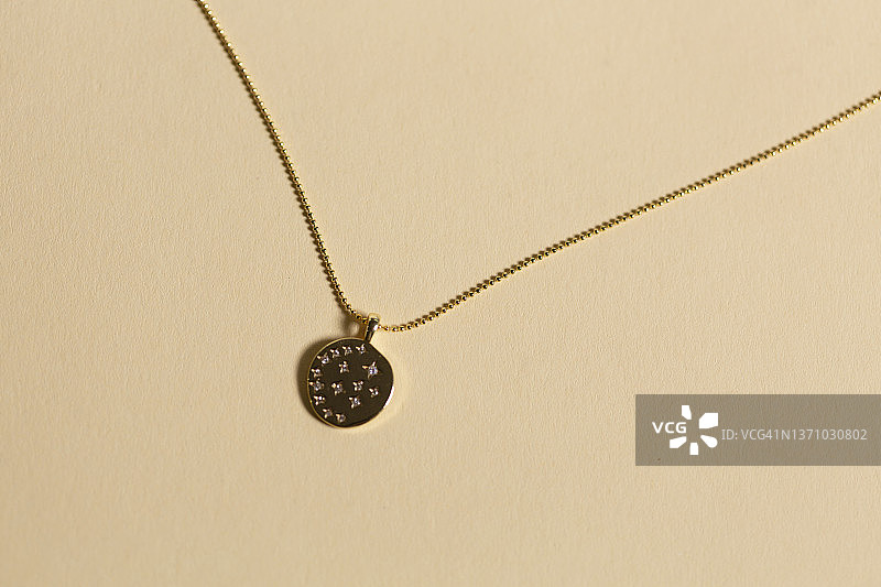 米色背景上的珠宝图片素材