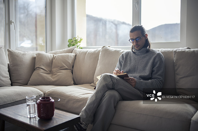 年轻编辑在家工作图片素材